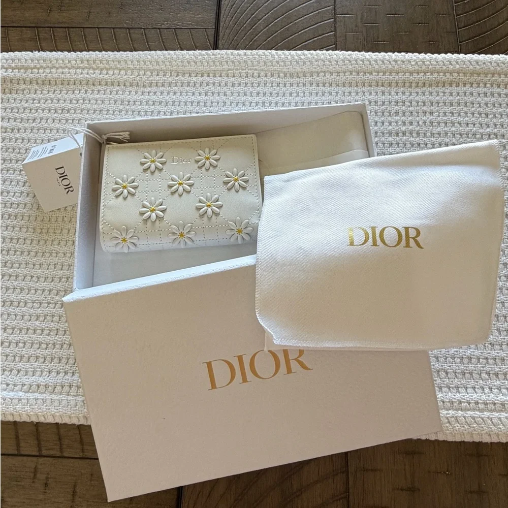 NWT. Dior Jardin Dahlia Wallet